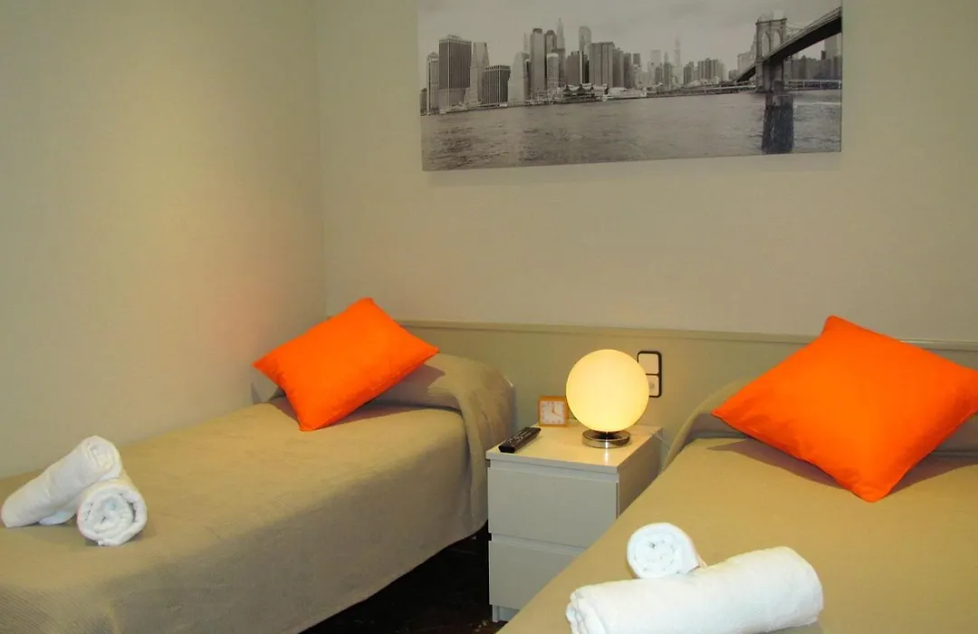 Barcelona City Street Hostal-1
