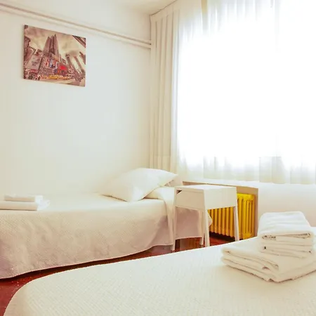 Barcelona City Street Hostal-3
