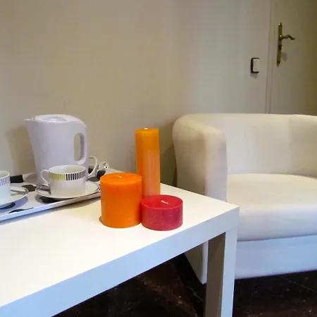 Barcelona City Street Hostal-2